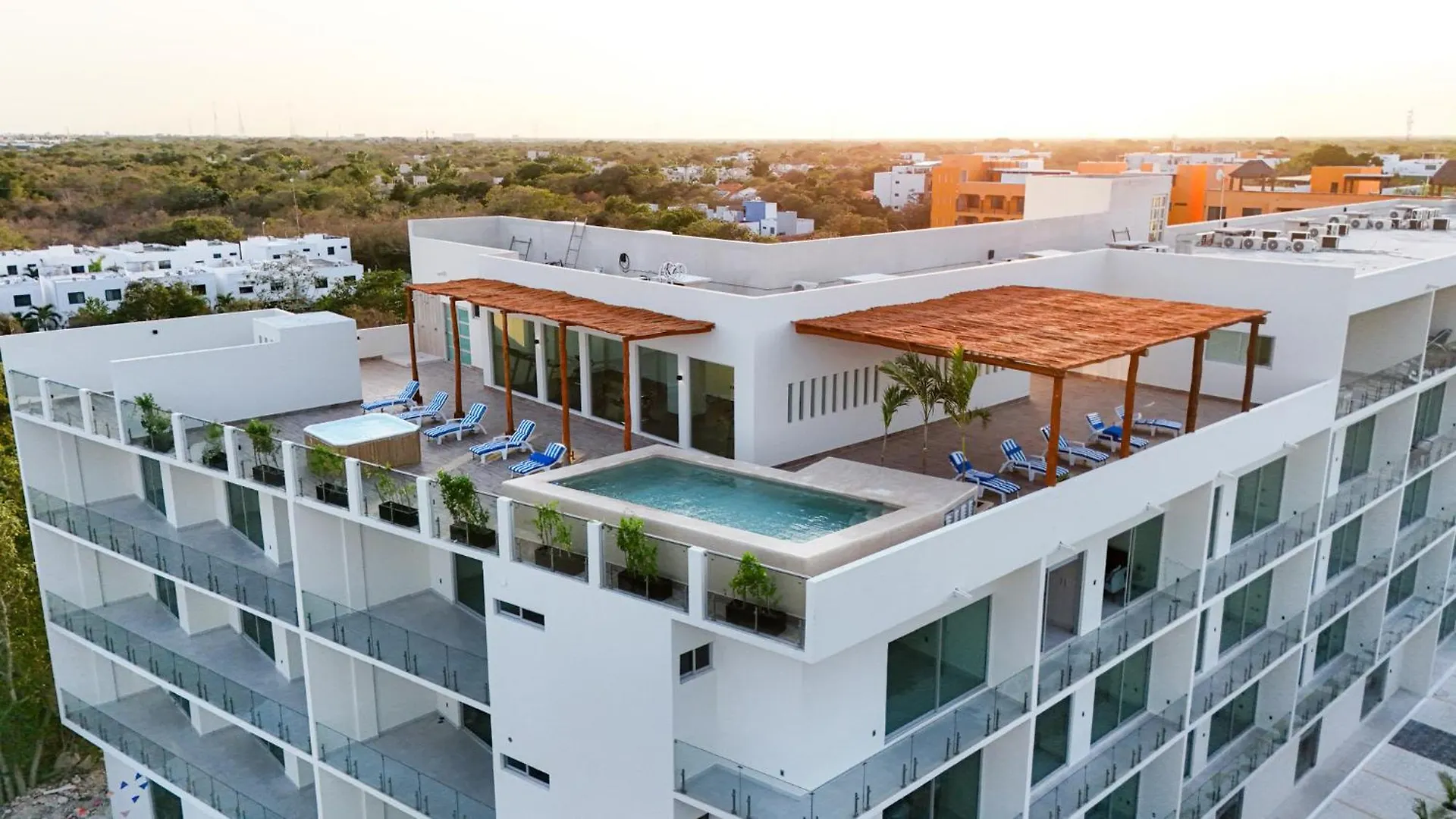 2 Bd Suite With Balcony Gym Rooftop Pool Hot Tub Playa del Carmen Mexico