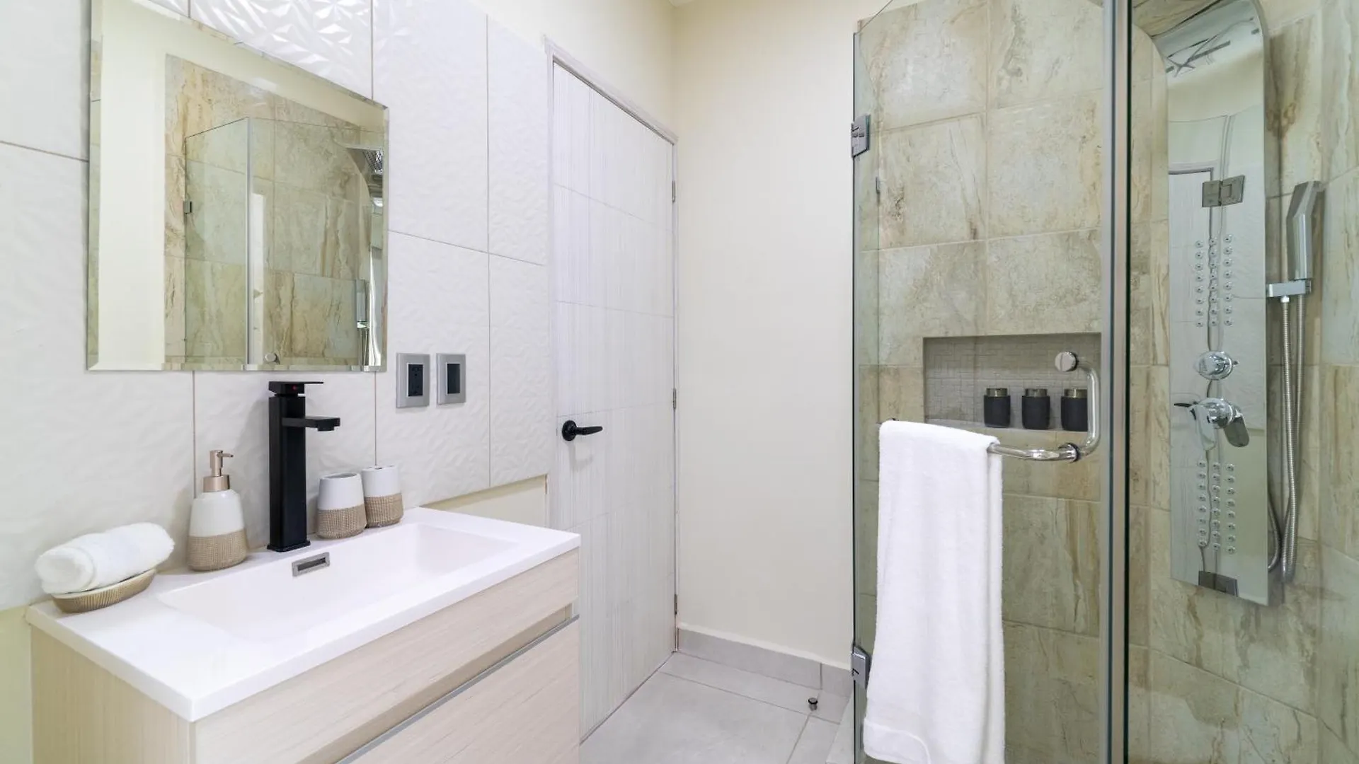 Holiday home 2 Bd Suite With Balcony Gym Rooftop Pool Hot Tub Playa del Carmen