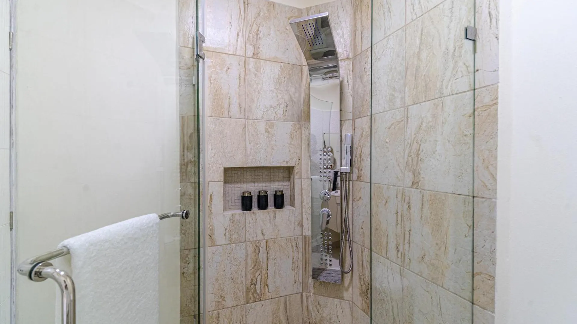 2 Bd Suite With Balcony Gym Rooftop Pool Hot Tub Playa del Carmen Mexico