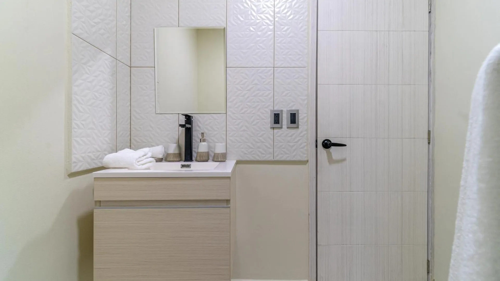 2 Bd Suite With Balcony Gym Rooftop Pool Hot Tub Playa del Carmen 0*,  Mexico